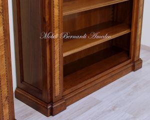 Libreria a giorno in legno massello di noce intarsiato con ripiani spostabili stile classico